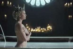 CHARLIZE THERON NUDA IN BIANCANEVE E IL CACCIATORE