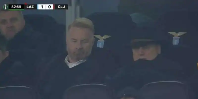 CLAUDIO LOTITO DORME IN TRIBUNA DURANTE LAZIO CLUJ