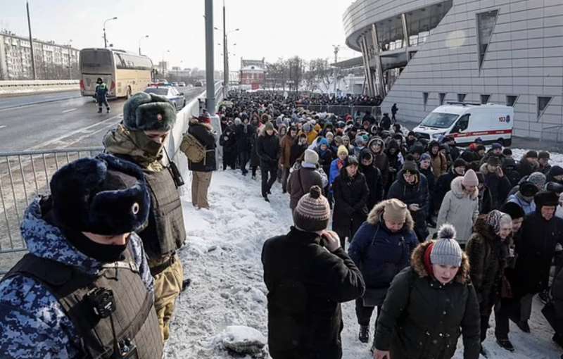 controlli allo stadio lushniki di mosca per il discorso di putin