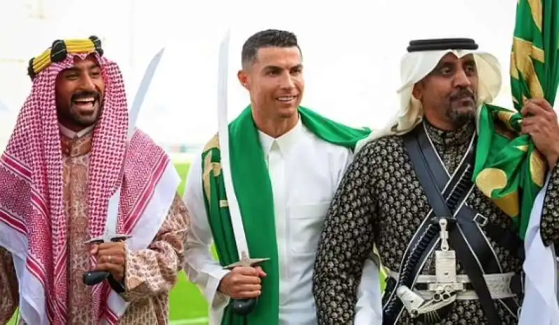 CRISTIANO RONALDO CON GLI ABITI TRADIZIONALI SAUDITI 