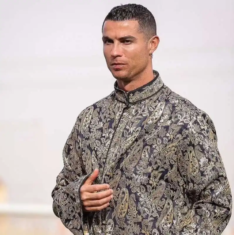 CRISTIANO RONALDO CON GLI ABITI TRADIZIONALI SAUDITI 