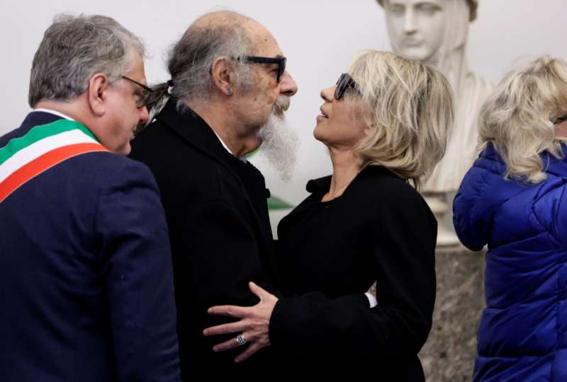 dago e maria de filippi alla camera ardente di maurizio costanzo