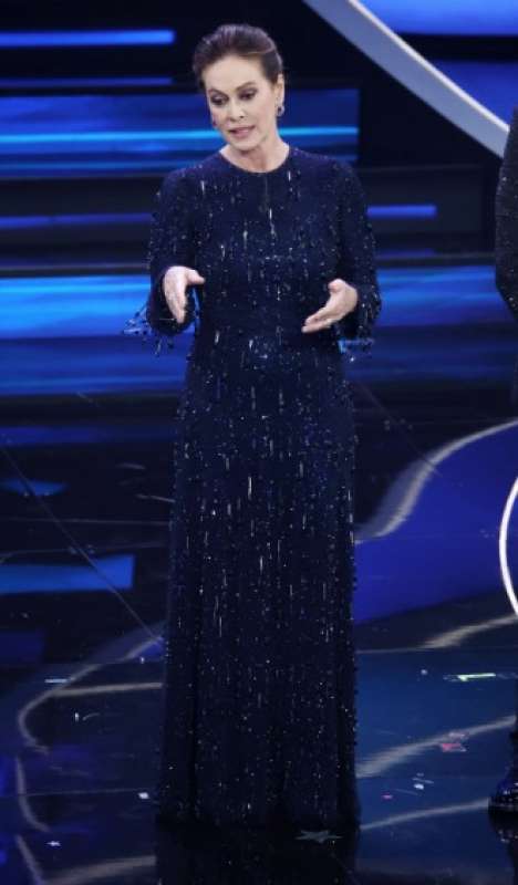 elena sofia ricci in giorgio armani