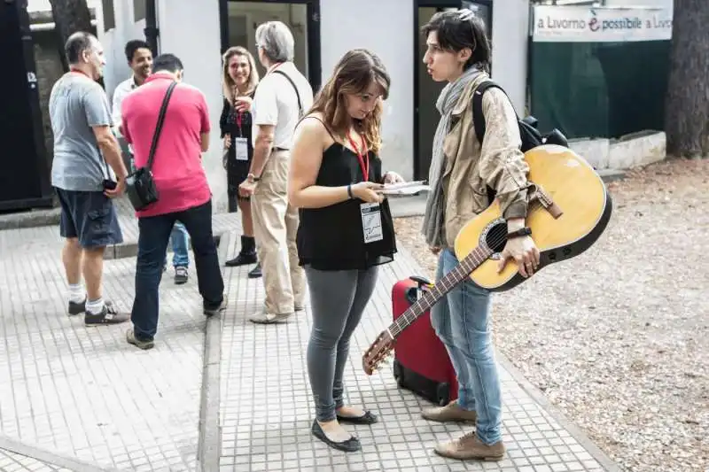 elly schlein con la chitarra al policamp 2014