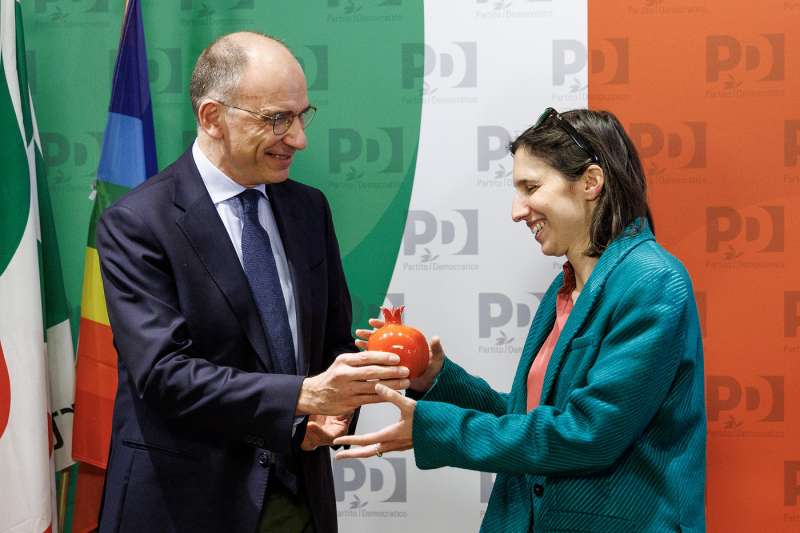 enrico letta regala una melagrana a elly schlein