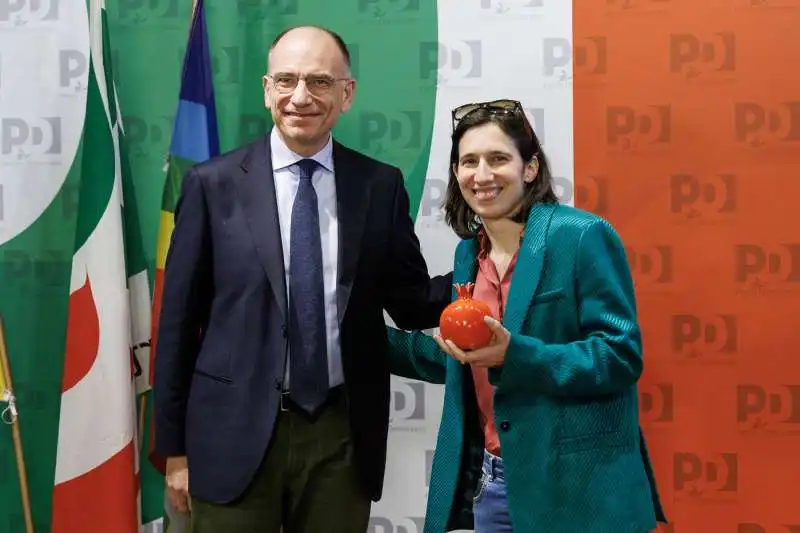 enrico letta regala una melagrana a elly schlein 4