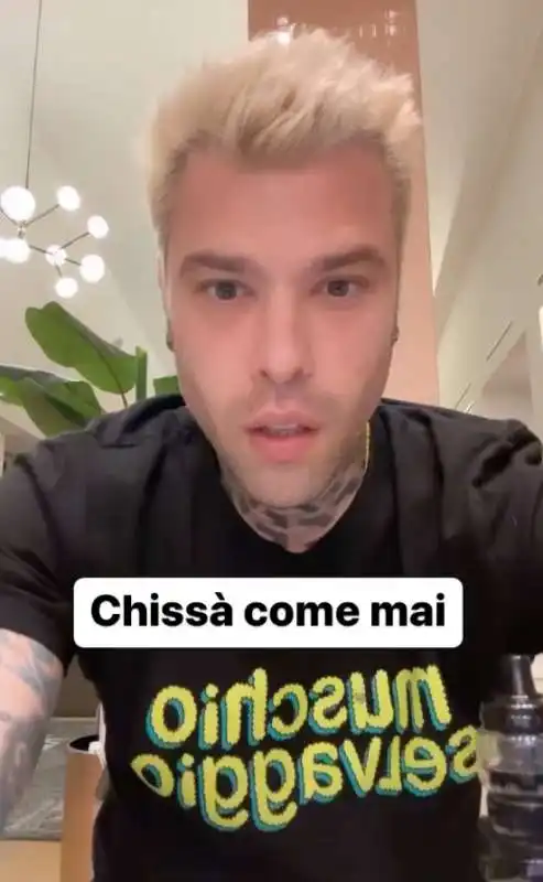 FEDEZ CONTRO FUORI DAL CORO 