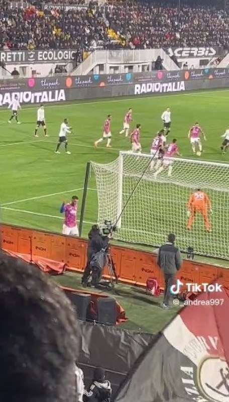 filip kostic insultato dai tifosi dello spezia