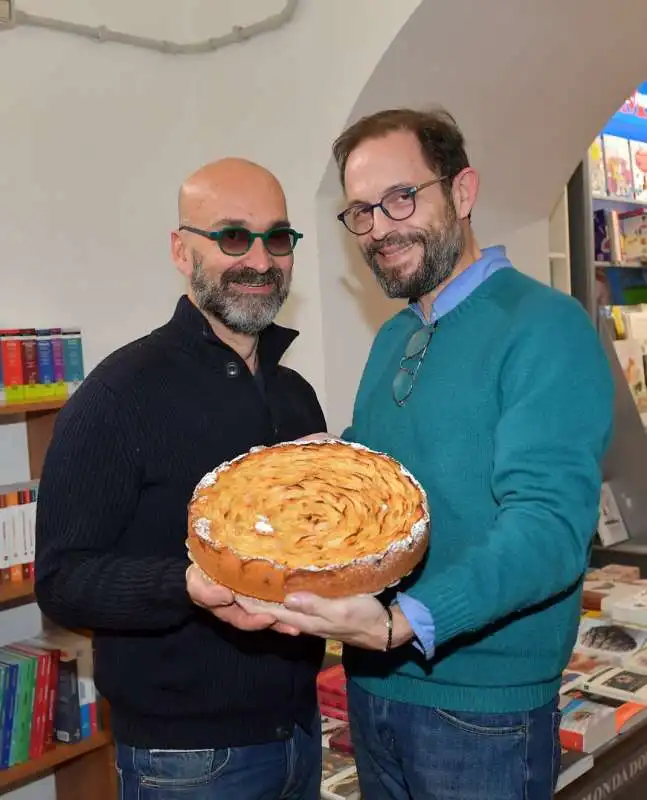 filippo biffani e stefano crialesi con la torta di mele  foto di bacco