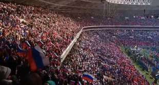 folla allo stadio lushniki di mosca per il discorso di vladimir putin 22 febbraio 2023