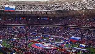 folla allo stadio lushniki di mosca per il discorso di vladimir putin 22 febbraio 2023