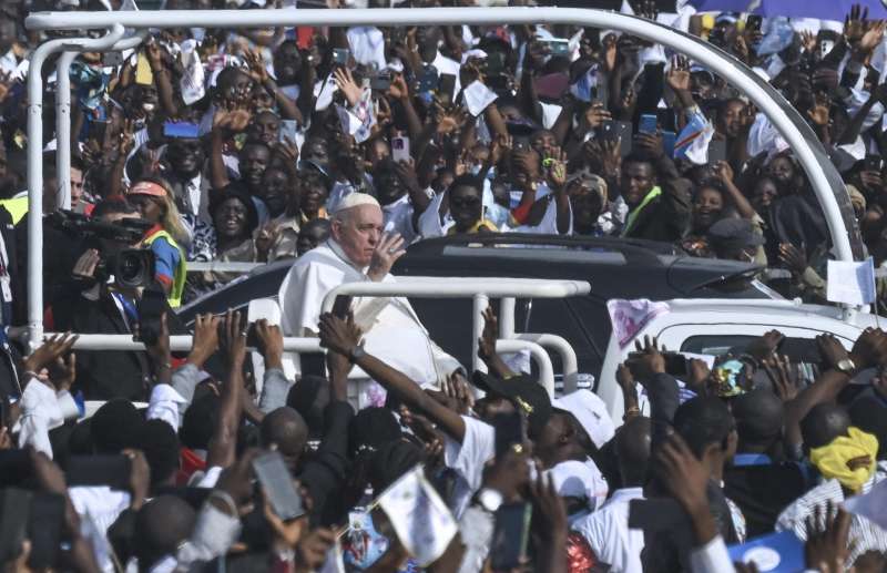 folla per bergoglio in congo 6