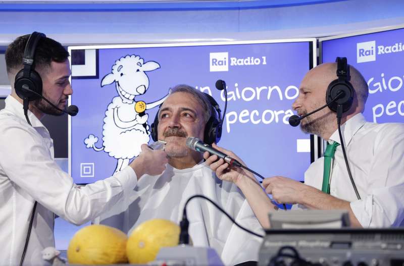 francesco rocca si taglia il pizzetto a un giorno da pecora 1