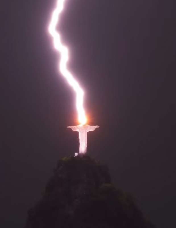 fulmine colpisce il cristo redentore a rio de janeiro 2