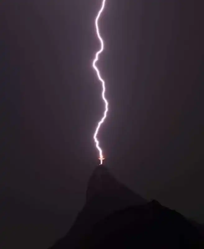 fulmine colpisce il cristo redentore a rio de janeiro 3