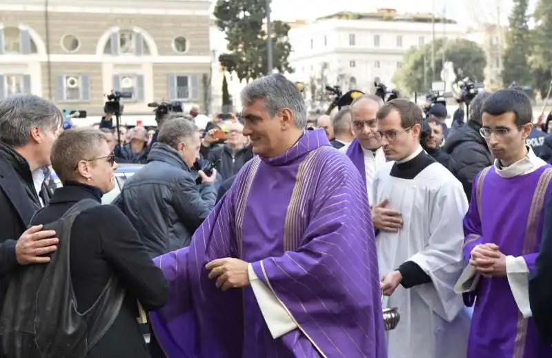 funerale costanzo   don walter insero   foto di bacco 