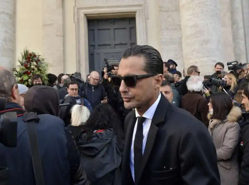 funerale costanzo   fabrizio corona   foto di bacco