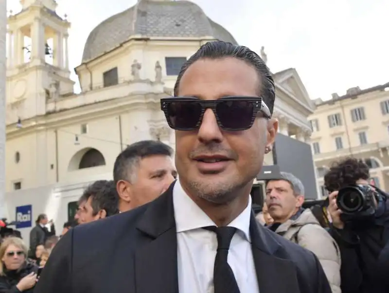 funerale costanzo   fabrizio corona   foto di bacco 5