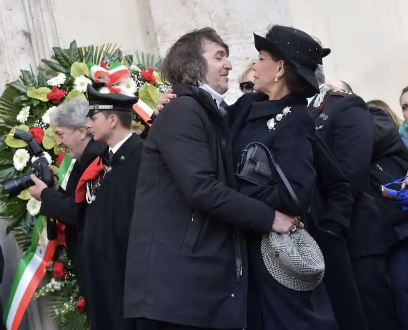 funerale costanzo   giuseppe cruciani marisela federici   foto di bacco  2