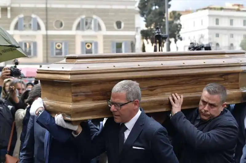 funerale costanzo   l arrivo del feretro di maurizio costanzo    foto di bacco