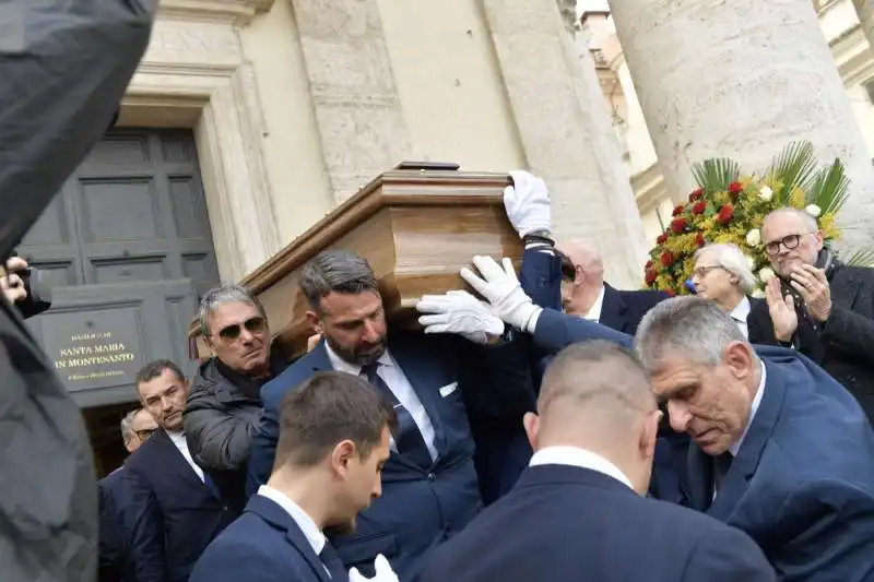 funerale costanzo   l uscita del feretro   foto di bacco 