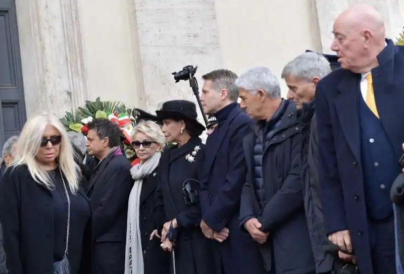 funerale costanzo   mara venier enrica bonaccorti marisela federici emanuele filiberto biagio izzo   foto di bacco