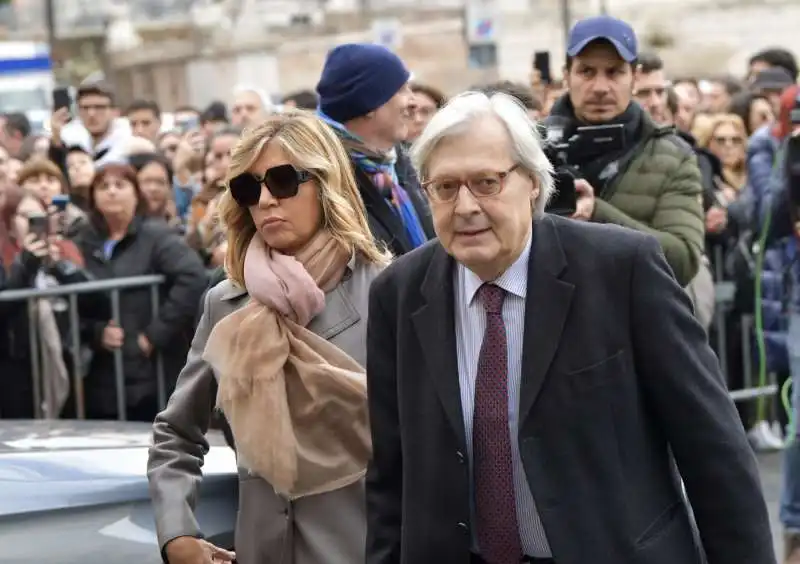 funerale costanzo   myrta merlino vittorio sgarbi   foto di bacco  2