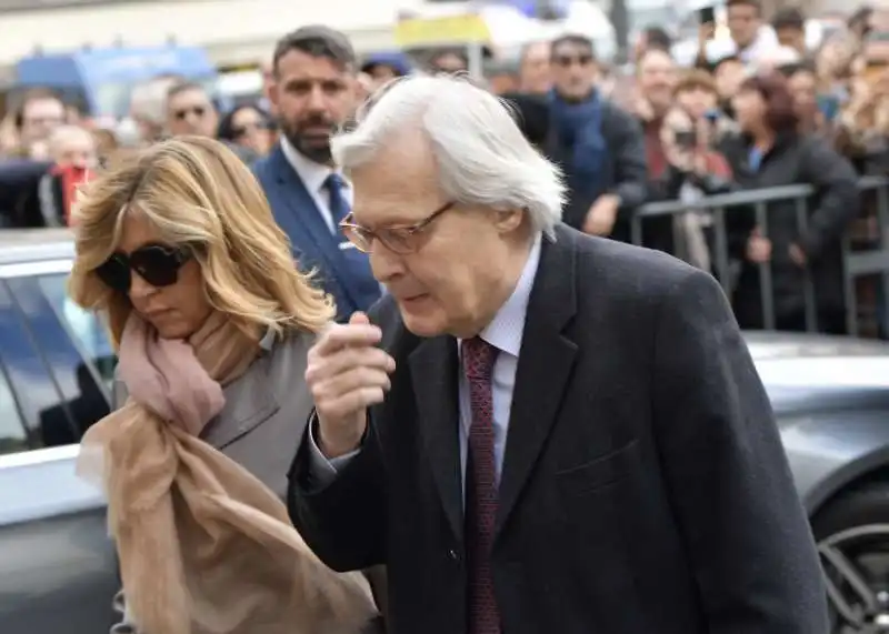 funerale costanzo   myrta merlino vittorio sgarbi   foto di bacco  3