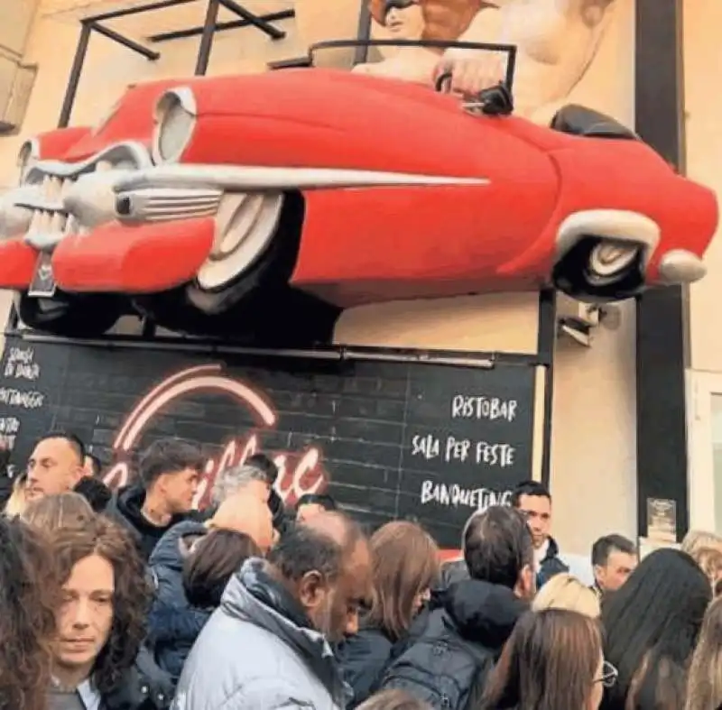 genitori in fila fuori dal cadillac village di guidonia