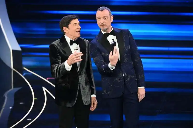 gianni morandi amadeus   terza serata sanremo 2023. 