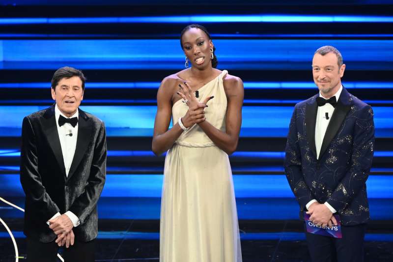 gianni morandi paola egonu amadeus terza serata sanremo 2023.