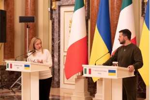 giorgia meloni e volodymyr zelensky in conferenza stampa a kiev