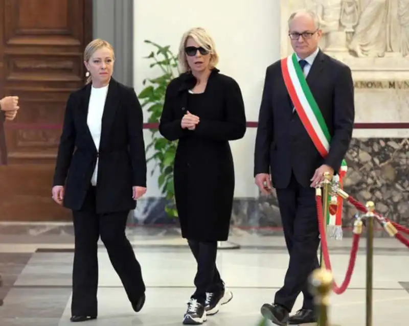 giorgia meloni maria de filippi roberto gualtieri  alla camera ardente di maurizio costanzo 1 1