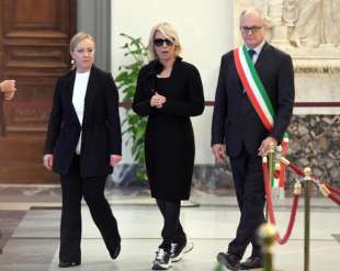 giorgia meloni maria de filippi roberto gualtieri alla camera ardente di maurizio costanzo 1 1