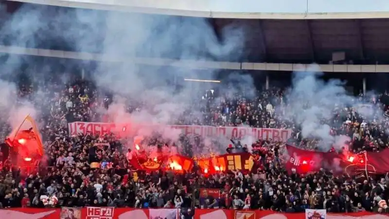 gli striscioni dei fedayn romanisti esposti allo stadio dagli ultras della stella rossa di belgrado