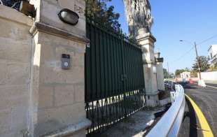 guard rail sbarra un cancello di una casa vicino lecce 1