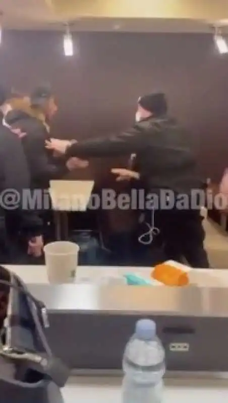 GUARDIA GIURATA AGGREDITA IN UN FAST FOOD 