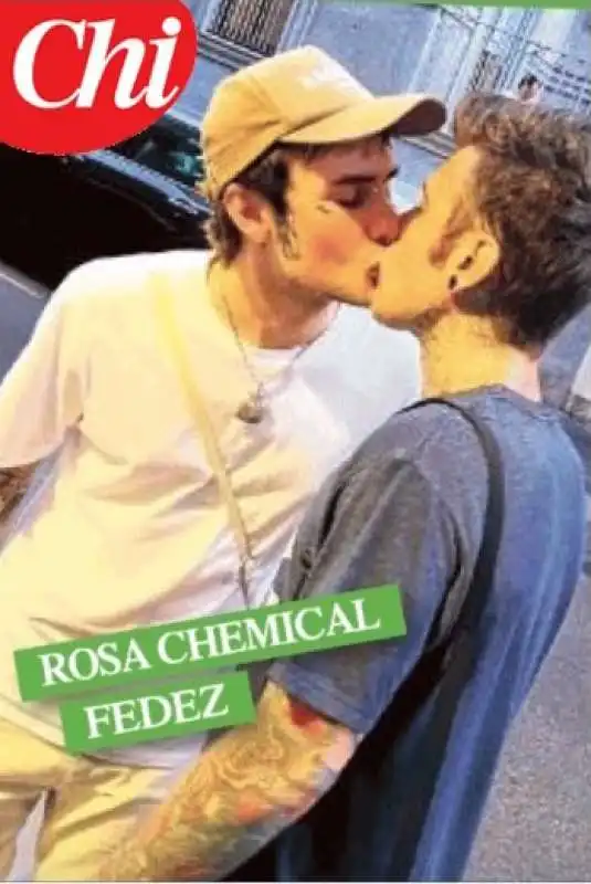 IL BACIO TRA FEDEZ E ROSA CHEMICAL DEL 2015