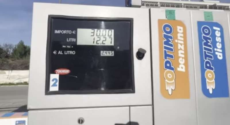 il distributore di benzina di alfonso centrone a trani 1