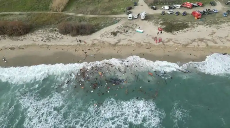 il naufragio del barcone di migranti a canneto di cutro visto dall'alto 