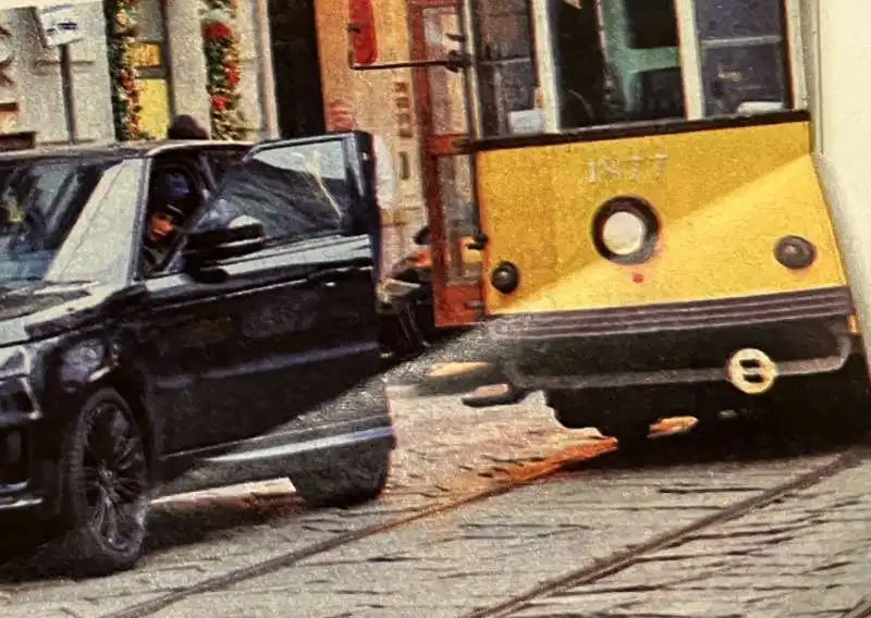 IL SUV DI BELEN RodrIguez BLOCCA UN TRAM A MILANO