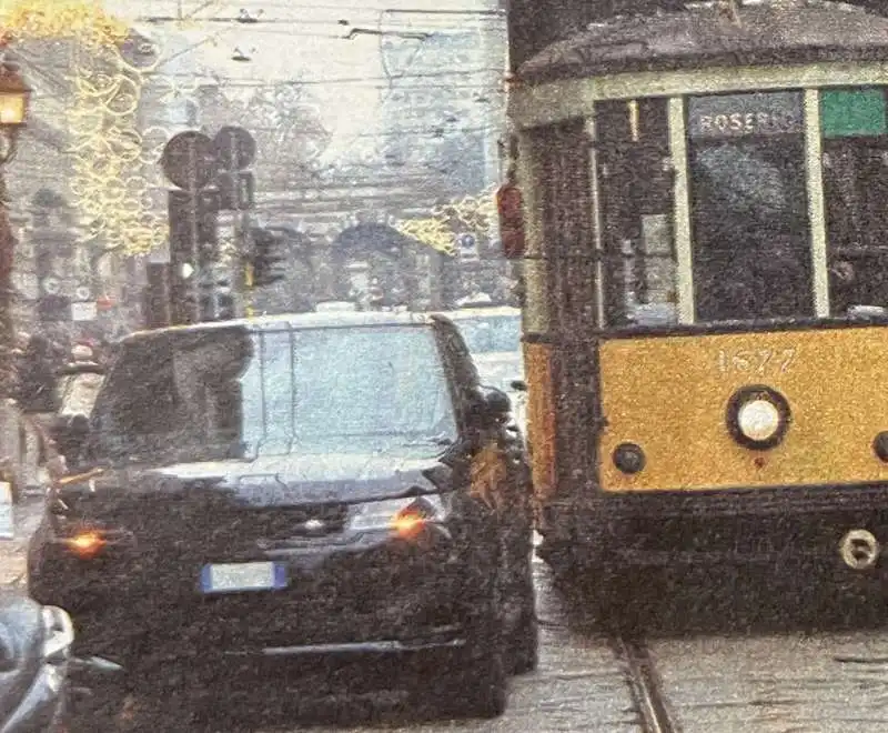 IL SUV DI BELEN RodrIguez BLOCCA UN TRAM A MILANO 3