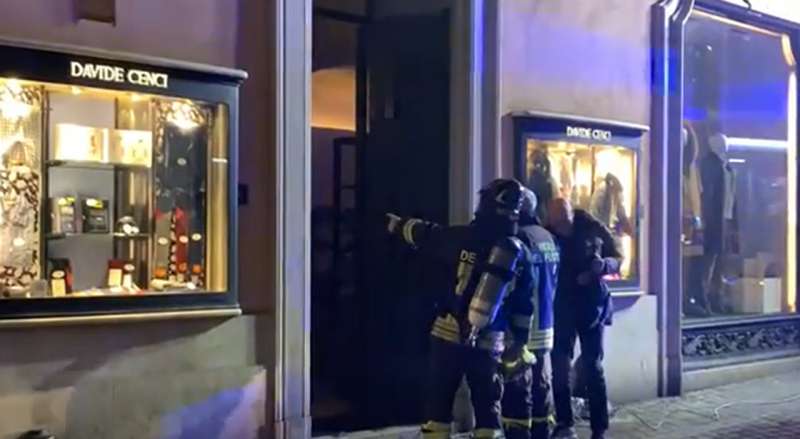 INCENDIO NEL NEGOZIO CENCI DI ROMA 1