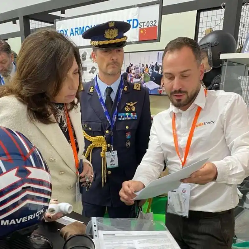 isabella rauti alla fiera di armi idex navdex di abu dhabi 2