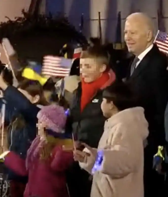 JOE BIDEN ABBRACCIATO DAI BAMBINI A VARSAVIA