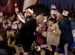 JOE BIDEN ABBRACCIATO DAI BAMBINI A VARSAVIA