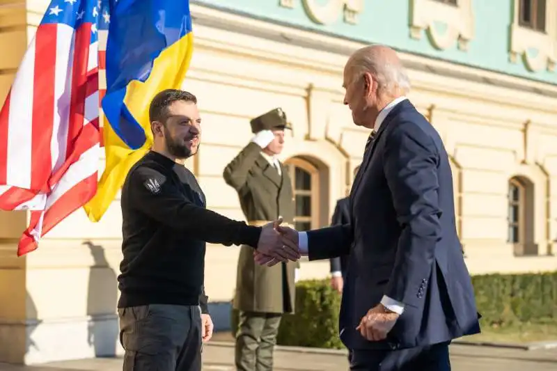 joe biden e volodymyr zelensky a kiev 1