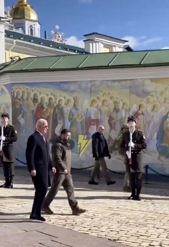 JOE BIDEN E VOLODYMYR ZELENSKY A SPASSO PER KIEV