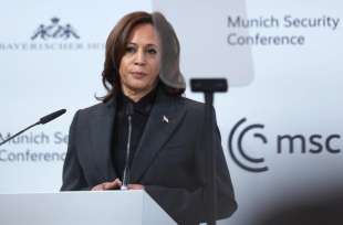 kamala harris alla conferenza di monaco sulla sicurezza