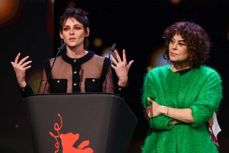 kristen stewart alla premiazione del festival di berlino 2023 2